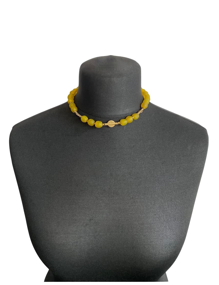 MRV64 - Short yellow glass bead necklace
